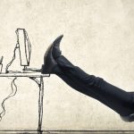 日中外出が多い営業マンは残業を減らし、誰にも邪魔されない「朝の時間」を有効活用している
