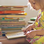 あなたの周囲に散在する営業の教科書ですが、その営業姿勢を批判しようと身構えていたのでは、あなたの成長はありません。よく人のあら探しをするケースがありますが、 それをしている限り、成長することはできないでしょう。謙虚な姿勢が大事です。 あなた自身が「今どういう状況で、どういうお客様に対して、どういう対応をしたら良いのか」を考えながら、人の接客を観察するのです。つまり自分だったらどうするか を考え、違いがあればなぜ違ったのか、どうすれば良かったのかを考えましょう。批判するために考えるのではありません。良いところを見つけ出すために、その良いところ を真似するために考えるのです。 たまには営業されてみるのも大事な経験です。目から鱗が落ちるという経験ができるかもしれません。 「人の振り見て我が振り直せ」という諺がありますが、悪い点だけでなく良い点も合わせて「我が振り」を磨いていきましょう。