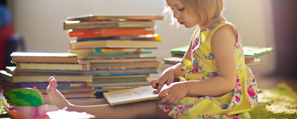 あなたの周囲に散在する営業の教科書ですが、その営業姿勢を批判しようと身構えていたのでは、あなたの成長はありません。よく人のあら探しをするケースがありますが、 それをしている限り、成長することはできないでしょう。謙虚な姿勢が大事です。 あなた自身が「今どういう状況で、どういうお客様に対して、どういう対応をしたら良いのか」を考えながら、人の接客を観察するのです。つまり自分だったらどうするか を考え、違いがあればなぜ違ったのか、どうすれば良かったのかを考えましょう。批判するために考えるのではありません。良いところを見つけ出すために、その良いところ を真似するために考えるのです。 たまには営業されてみるのも大事な経験です。目から鱗が落ちるという経験ができるかもしれません。 「人の振り見て我が振り直せ」という諺がありますが、悪い点だけでなく良い点も合わせて「我が振り」を磨いていきましょう。