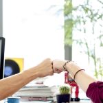 出来る営業マンはお客様へ最高のサービスを提供するために、社内コミュニケーションを円滑に行っている